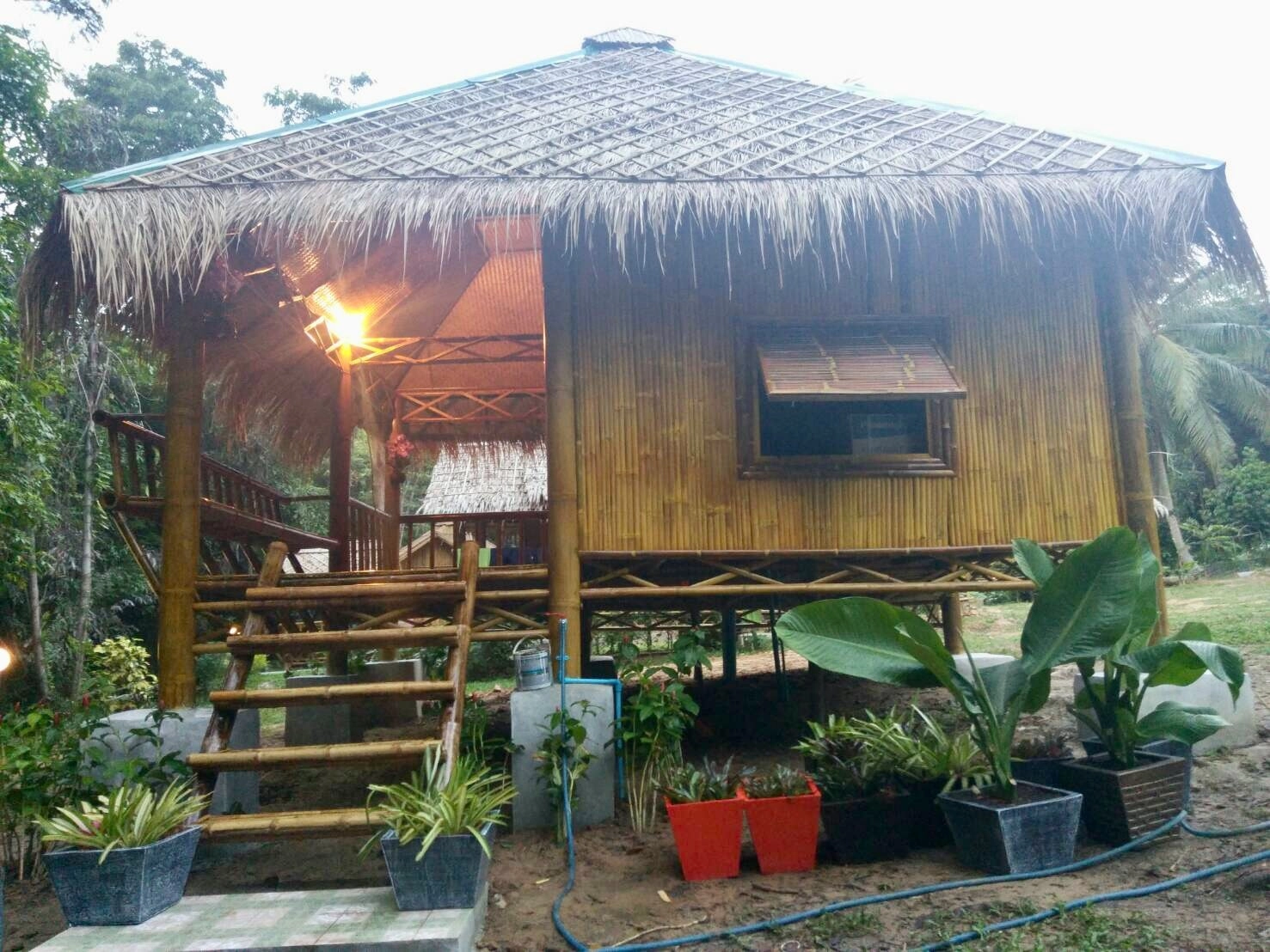 บ้านไม้ไผ่ทรงบาหลีมุงแฝก