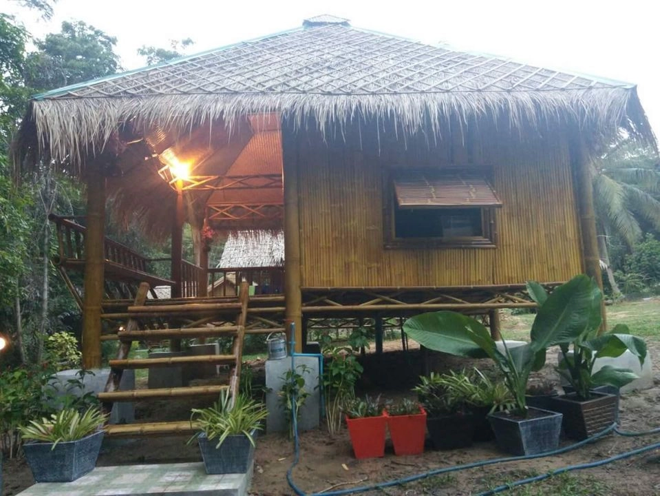 บ้านไม้ใผ่ทรงบาหลี หลังคามุงจาก