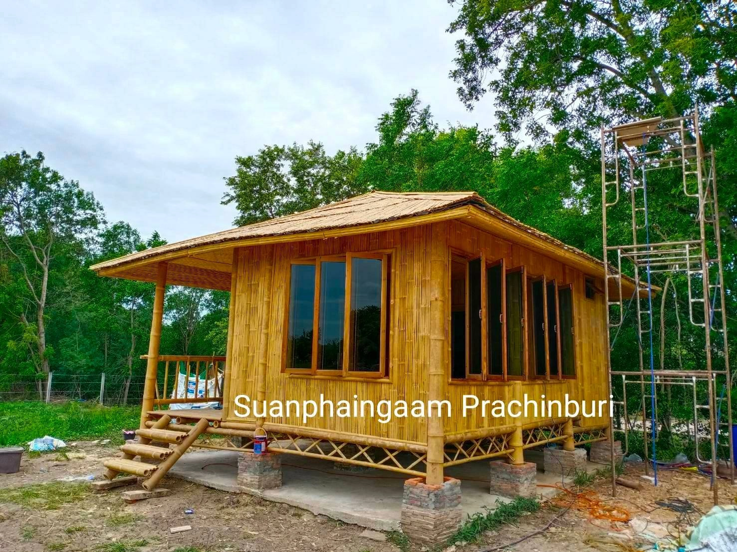 บ้านไม้ไผ่ ทรงปั้นหยาลาดหลุมแก้ว
